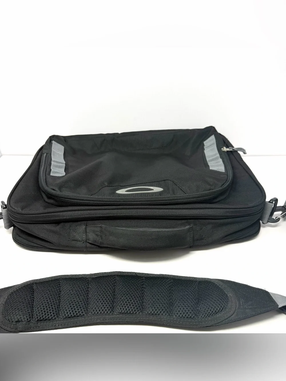 Oakley Messenger Bag Briefcase Shoulder Bag Padded Laptop Multipockets Black GUC